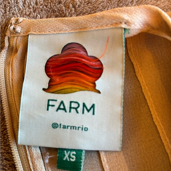 NWOT FARM Rio Pintucked crepe de chine blouse
Size X-Small - Picture 8 of 9
